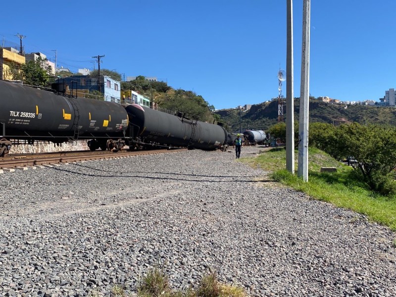 Se descarrilan en Hércules carrotanques con combustoleo