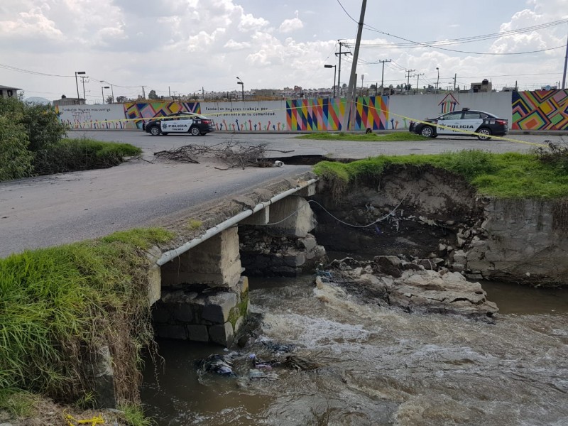 Se desgaja puente vehícular en San Diego Linares