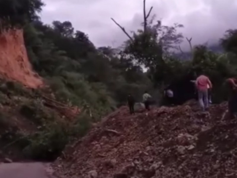 Se deslava talud sobre carretera Villa de Álvarez-Minatitlán