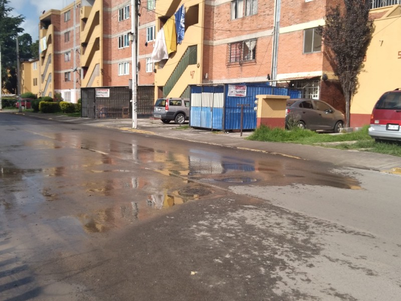 Se desperdician miles de litros de agua en Metepec