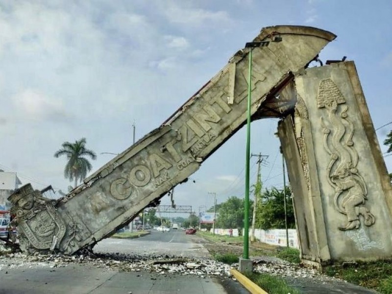 Se desploma arco de “Bienvenida” en Coatzintla