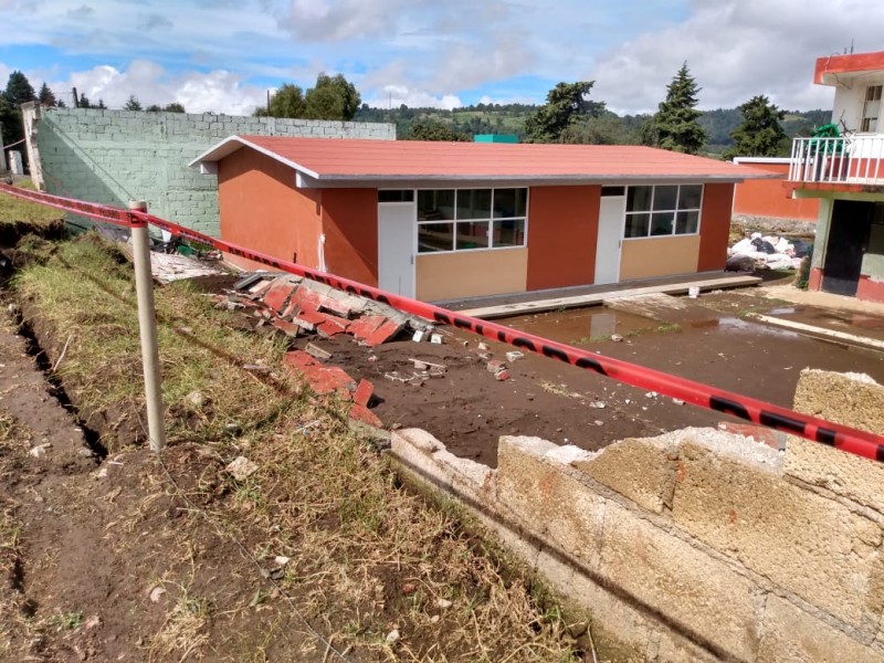 Se desploma barda de escuela en Tianguistenco