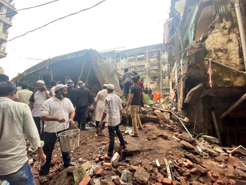 Se desploma edificio en India; hay 26 muertos