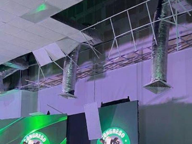 Se desploma estructura del techo en el Centro de Convenciones de Torreón