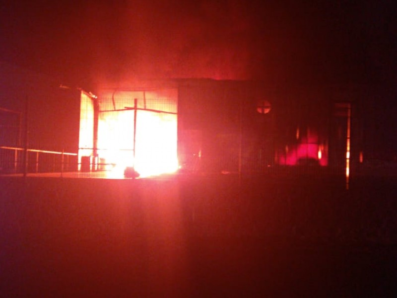 Se desploma nave industrial por incendio