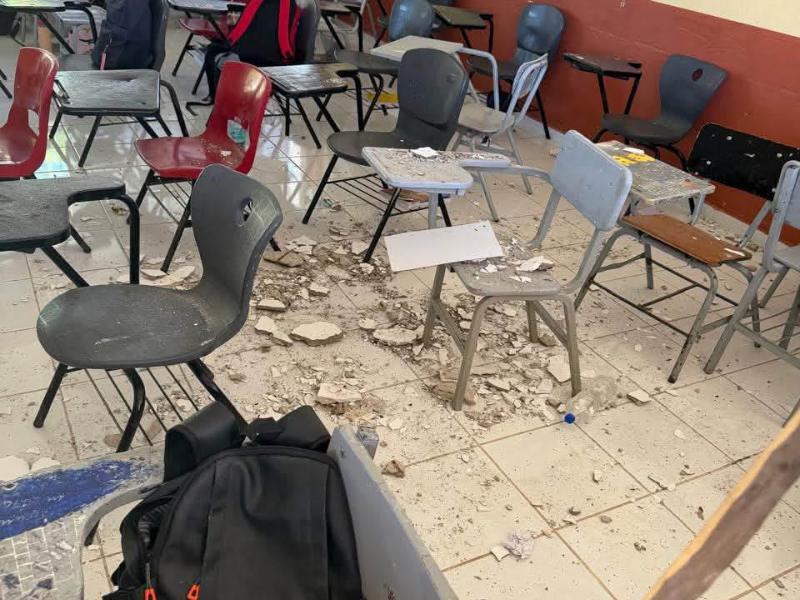 Se desploma parte de techumbre en secundaria de la Peñita de Jaltemba