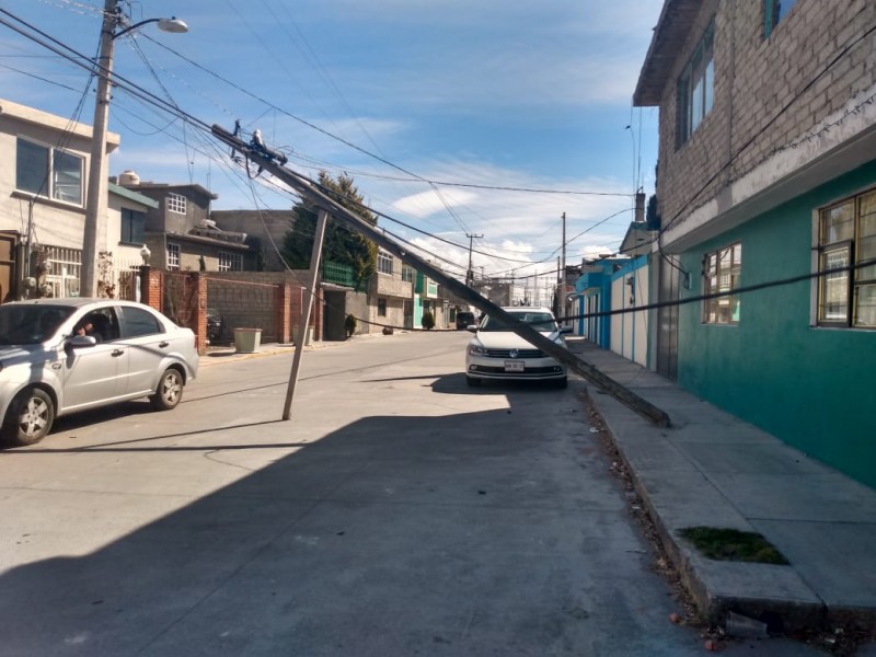 Se desploma poste en Zinacantepec y no lo atienden