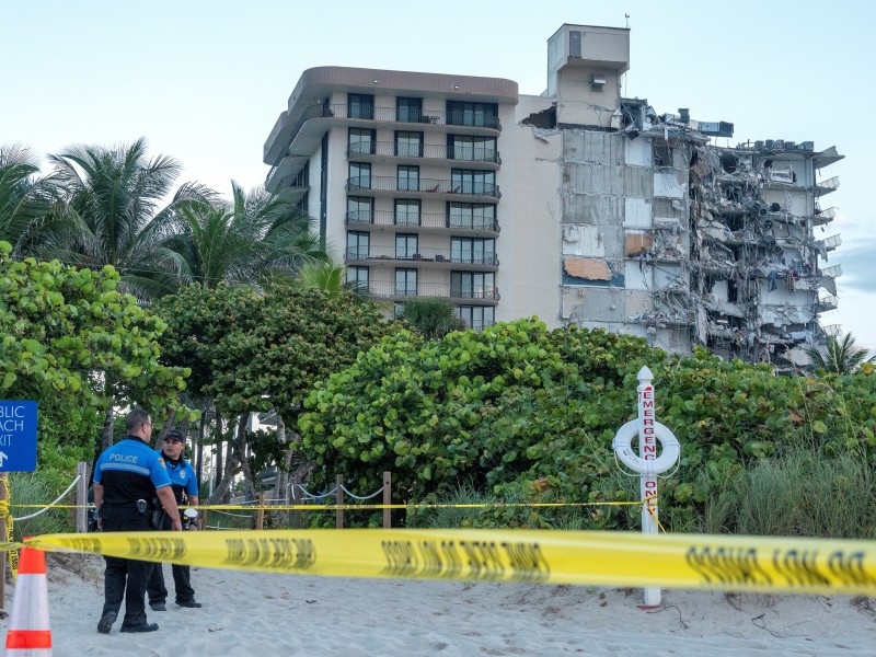 Se desplomó condominio en Miami. Hay personas atrapadas