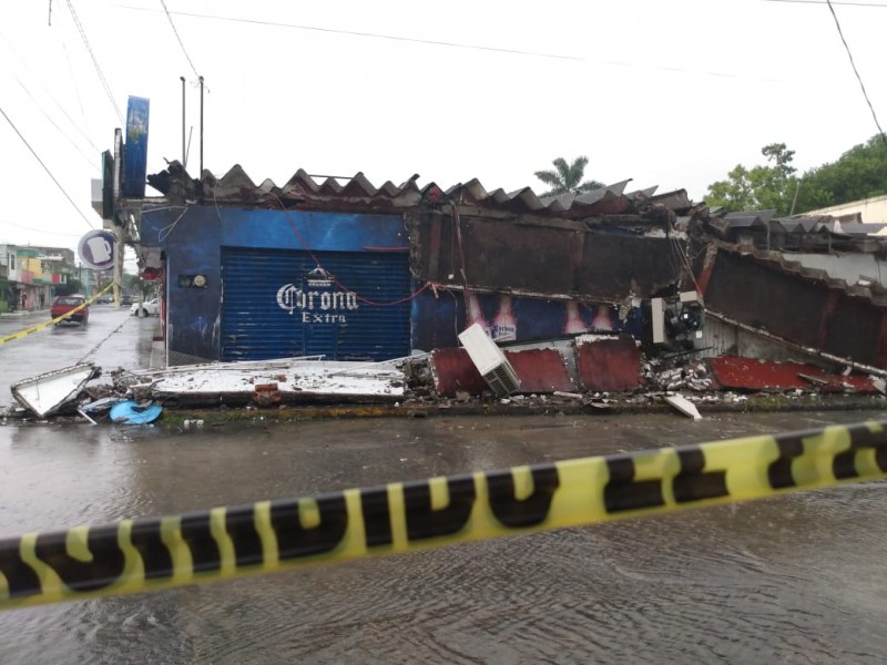 Se desprende techo de comercio en Tuxpan