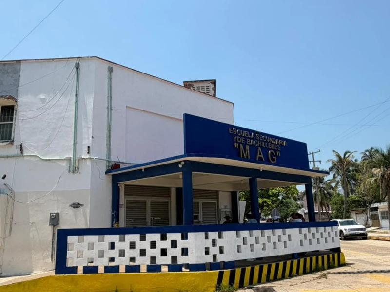 Se desprende techo de secundaria en Coatzacoalcos; alumna resulta herida