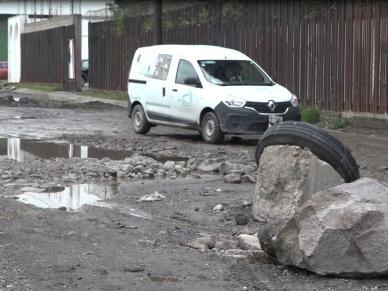 Se desprenden por lluvias calles de la zona industrial Lerma