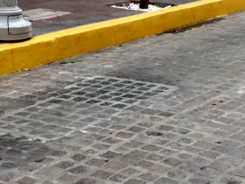 Se desprendió adoquín de la calle Bravo