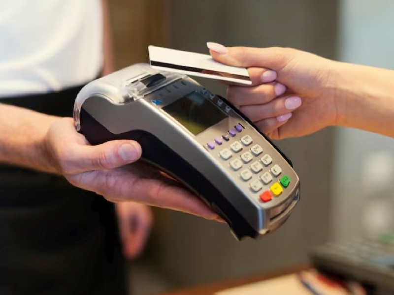 Se dispara el uso de tarjetas de crédito por falta de efectivo