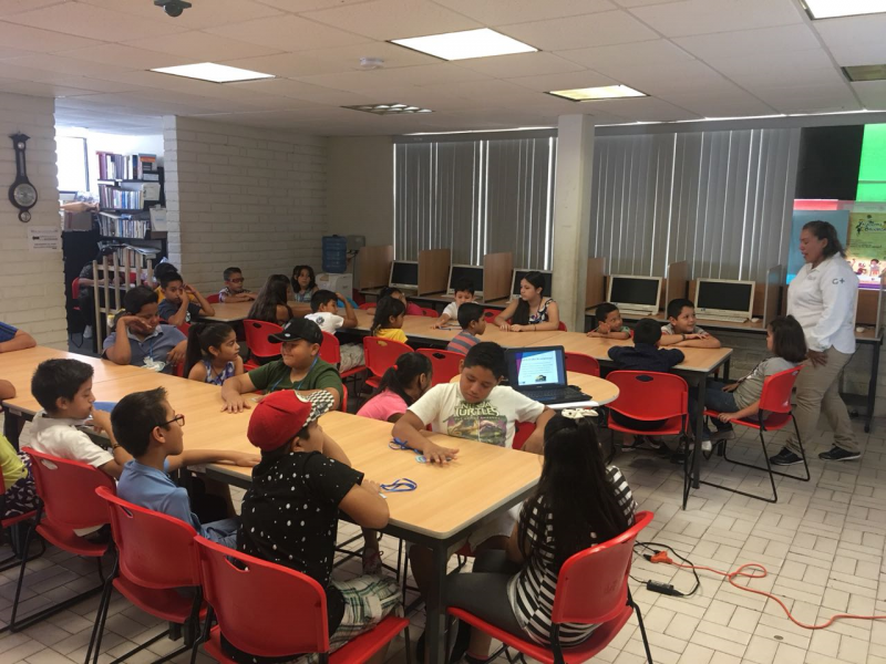 Se divierten niños en biblioteca