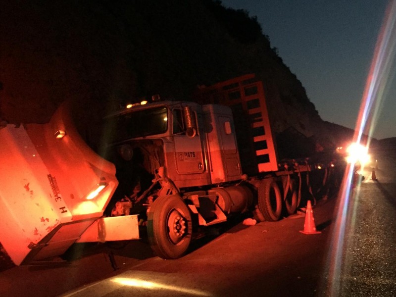 Se duerme conductor y choca contra cerro