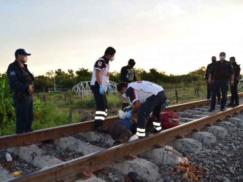 Se duerme en vías de tren, le amputa brazos