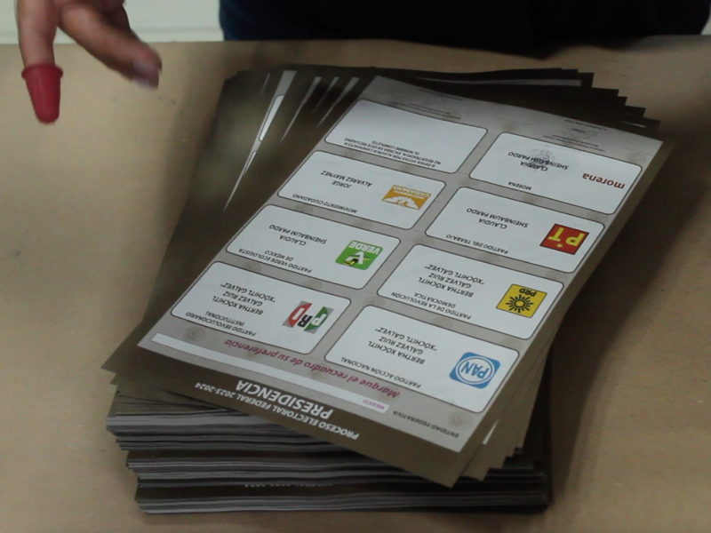 Empaquetan boletas para votación en penales de Edomex