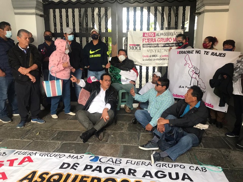 Se encadena al palacio municipal de Veracruz