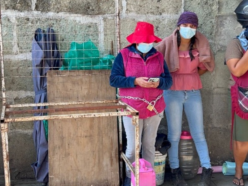 Se encadenan mujeres para evitar reubicacion de comercios