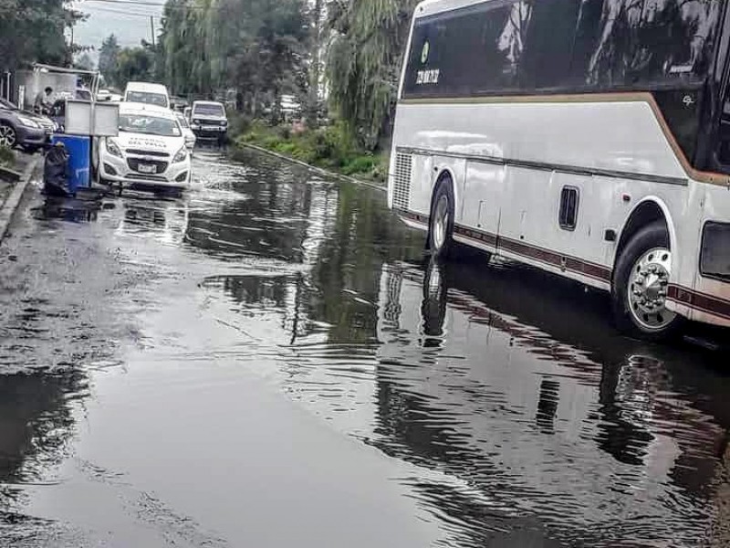 Se encharcan automovilistas y peatones en Tenango del Valle