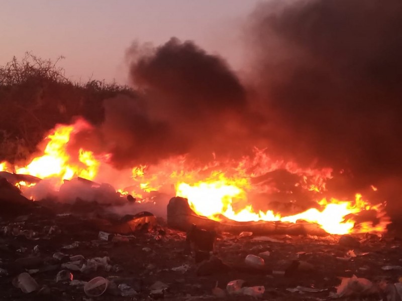 Se enciende basura y maleza en colonia Pesqueira