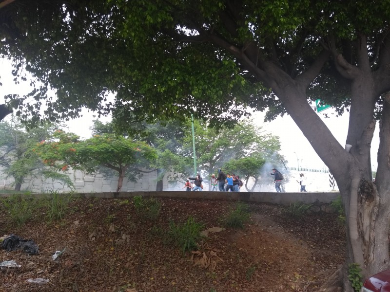 Se enfrenta la CNTE con policías, bloqueaban vías