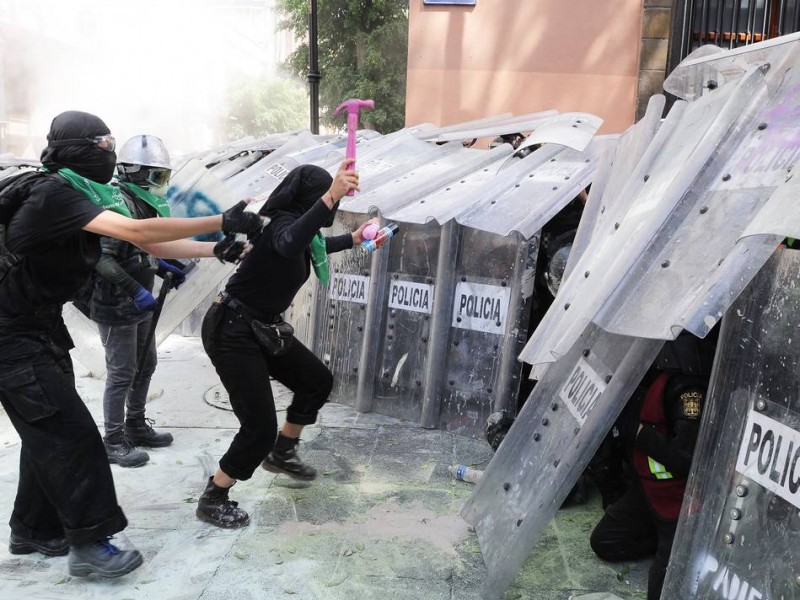 Se enfrentan feministas y mujeres policía en CDMX