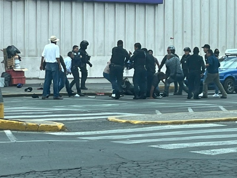 Se enfrentan franeleros y limpiaparabrisas en Av Reforma