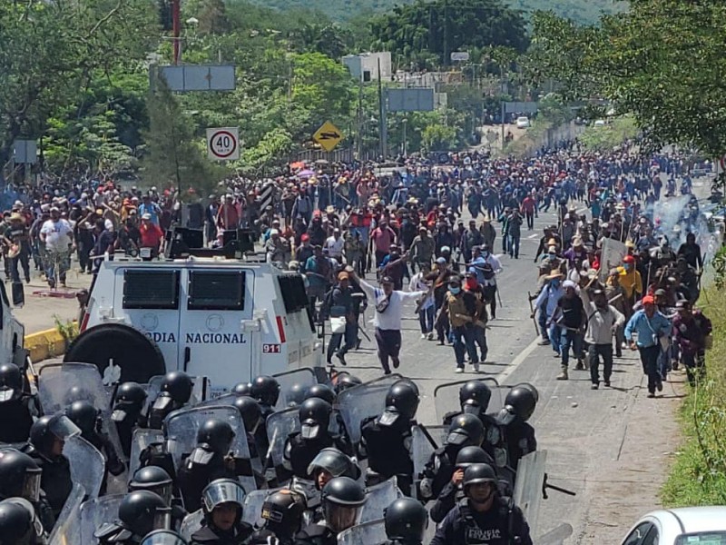 Se enfrentan habitantes y fuerzas de seguridad en Chilpancingo