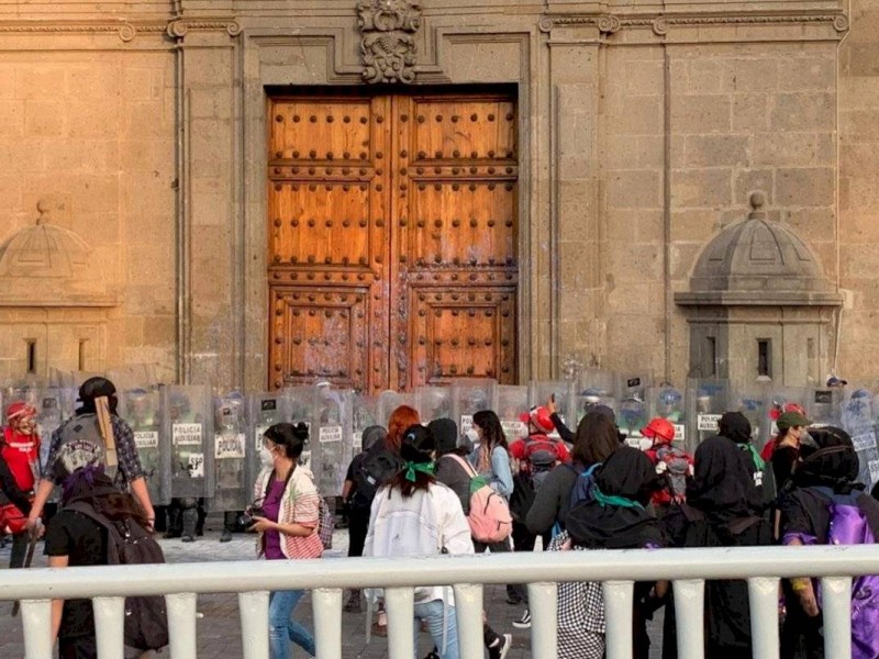 Se enfrentan manifestantes contra policías durante protesta feminista