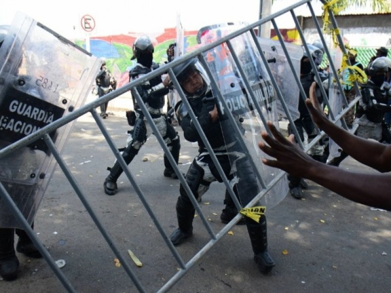 Se enfrentan migrantes con elementos de la Guardia Nacional