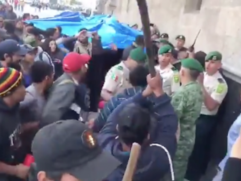 Se enfrentan normalistas con Policía Militar