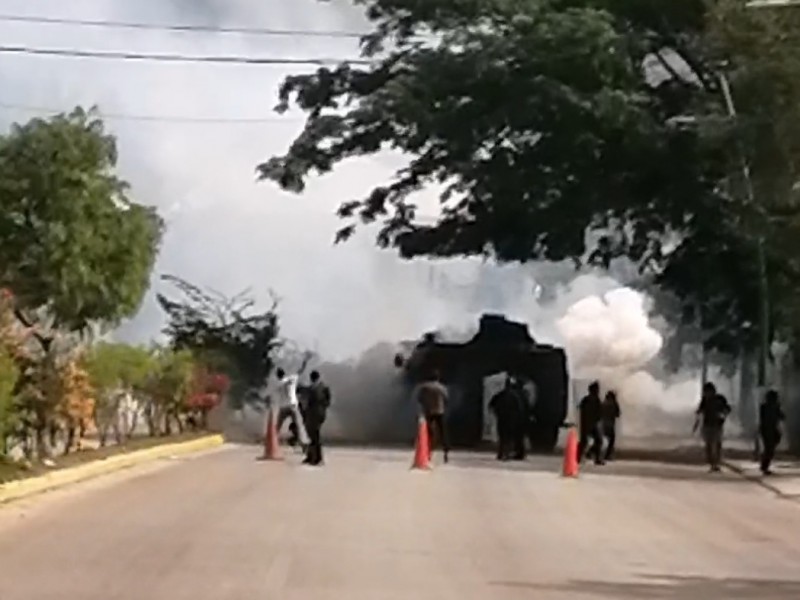 Se enfrentan normalistas con policías en Tuxtla Gutiérrez