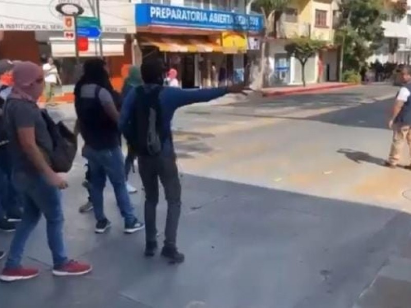 Se enfrentan normalistas contra uniformados en desalojo tras bloqueo