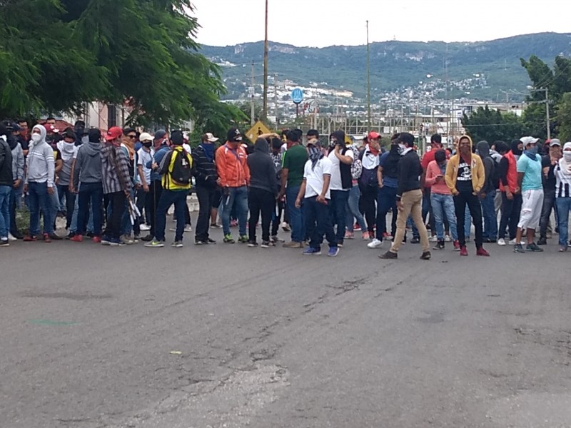 Se enfrentan policías y normalistas en Chiapas