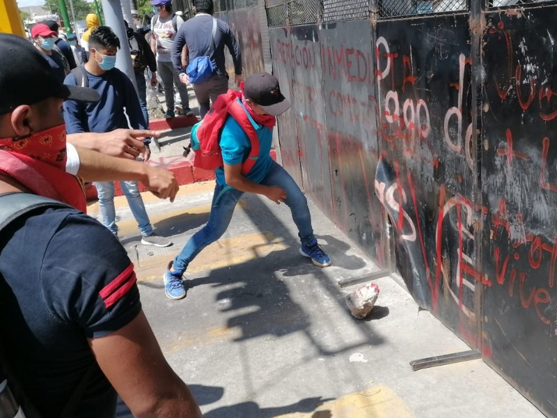 Se enfrentan policías y normalistas en Tuxtla Gutiérrez