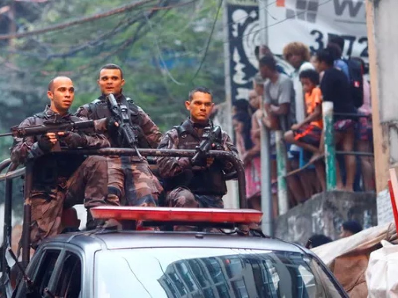 Se entrega a la policía, líder de milicia de Río