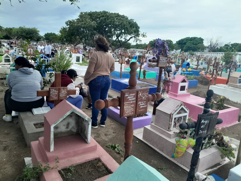 Se esperan 50 mil visitantes en panteones de Veracruz