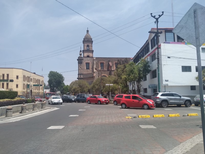 Se estacionan en doble fila trabajadores de gobierno en Toluca