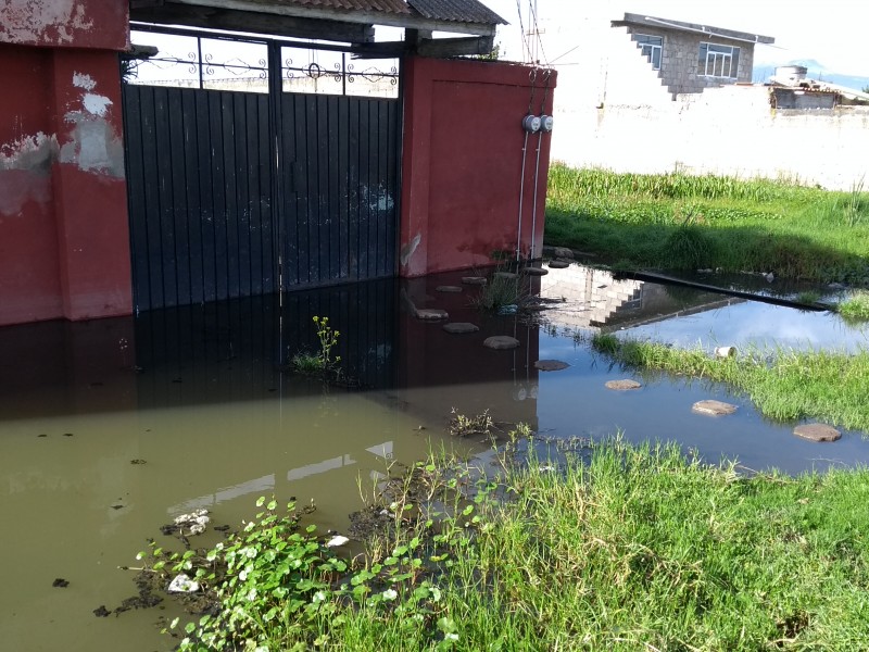 Se estanca agua puerca en San Lucas Tunco