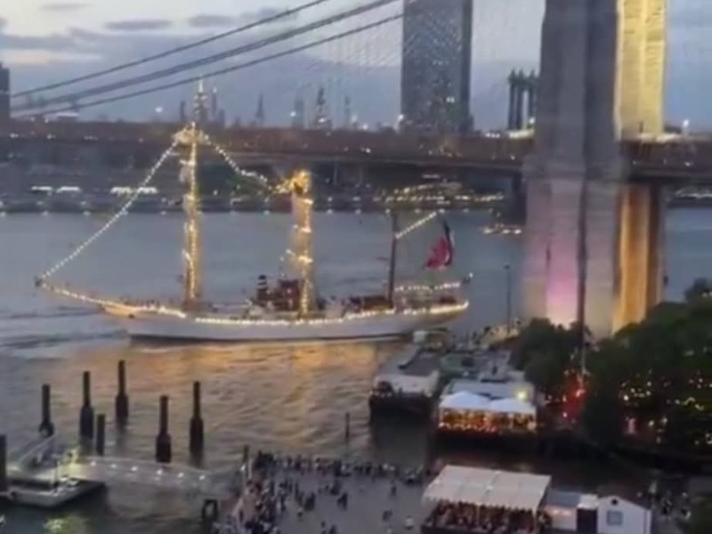 Se estrella buque escuela Cuauhtémoc en puente de Brooklyn