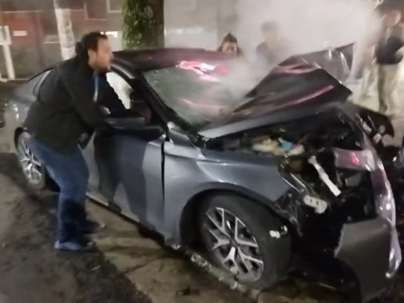 Se estrellan contra árbol en la Av. Miguel Alemán en Xalapa