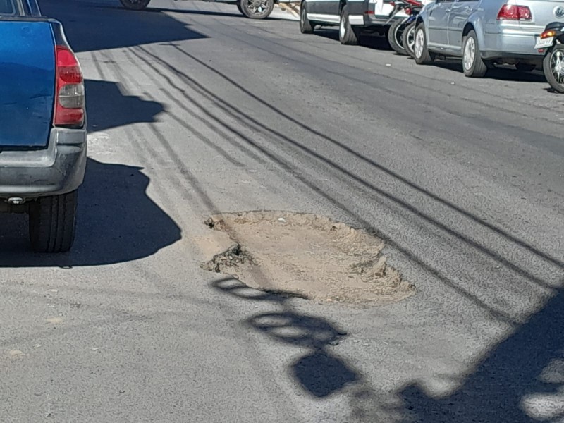 Se forma enorme bache en calle Magnolia