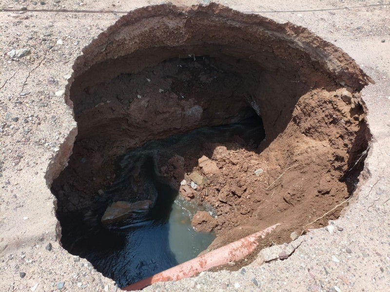 Se forma gran socavón sobre Centenario tras intensas lluvias en Los Mochis