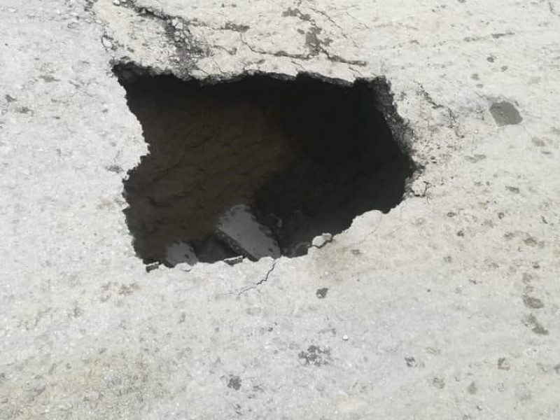 Se forma hoyo en calles principales de Chachapa en Amozoc
