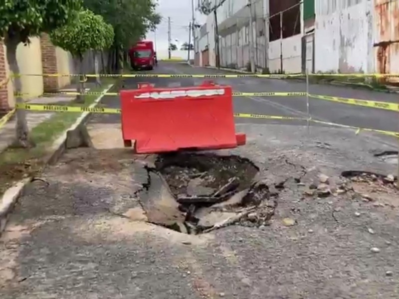 Se forma nuevo socavón en Puebla, colonos culpan a fuga de agua