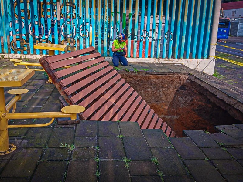 Se forma socavón de 7 metros en parque de CDMX