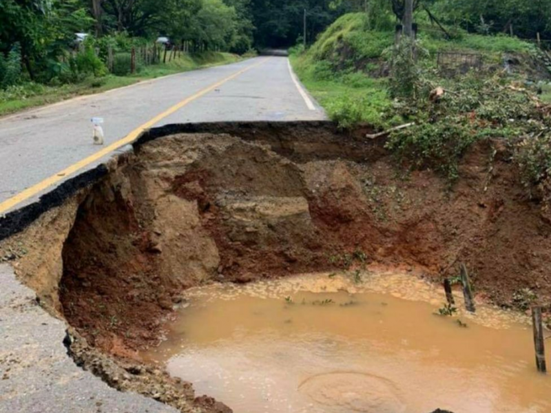 Se forma socavón en carretera a Vallecitos, afectó dos viviendas