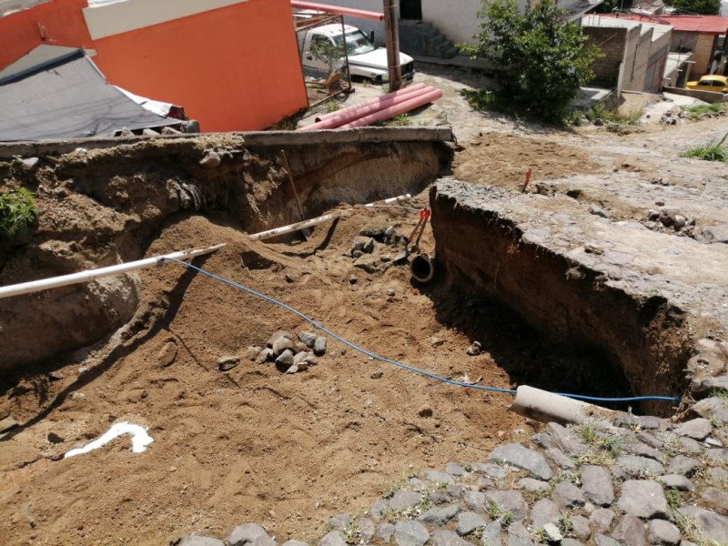 Se forma socavón en la calle Rayón