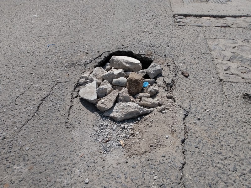 Se forma socavón en la calle Santos Godínez